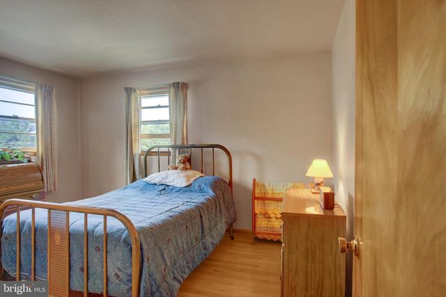 1042 LAURICH DRIVE, Chambersburg, PA 17202