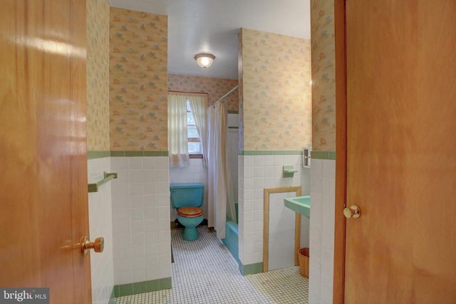 1042 LAURICH DRIVE, Chambersburg, PA 17202