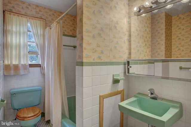 1042 LAURICH DRIVE, Chambersburg, PA 17202