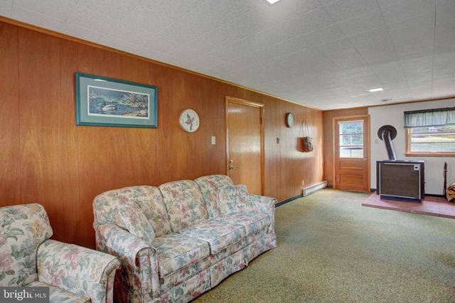 1042 LAURICH DRIVE, Chambersburg, PA 17202