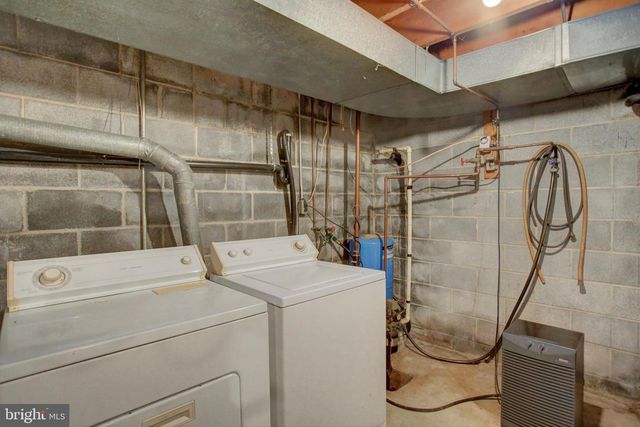 1042 LAURICH DRIVE, Chambersburg, PA 17202