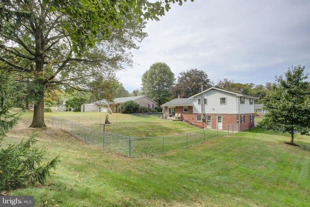 1042 LAURICH DRIVE, Chambersburg, PA 17202