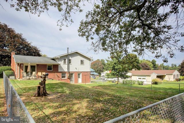 1042 LAURICH DRIVE, Chambersburg, PA 17202