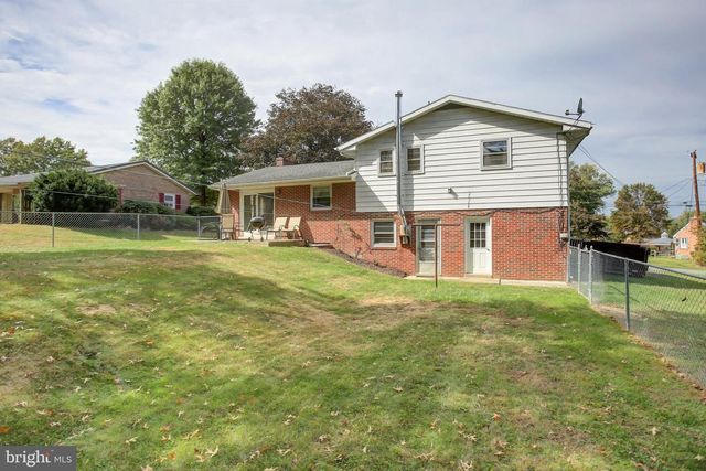 1042 LAURICH DRIVE, Chambersburg, PA 17202