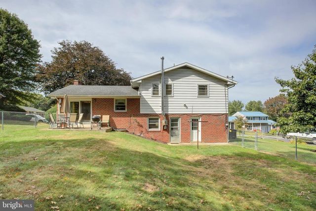 1042 LAURICH DRIVE, Chambersburg, PA 17202