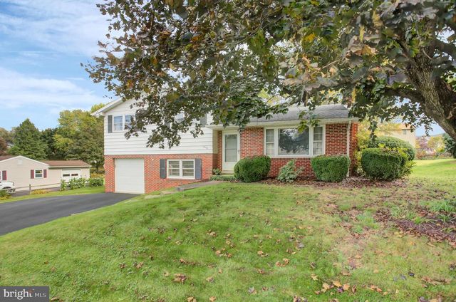 1042 LAURICH DRIVE, Chambersburg, PA 17202