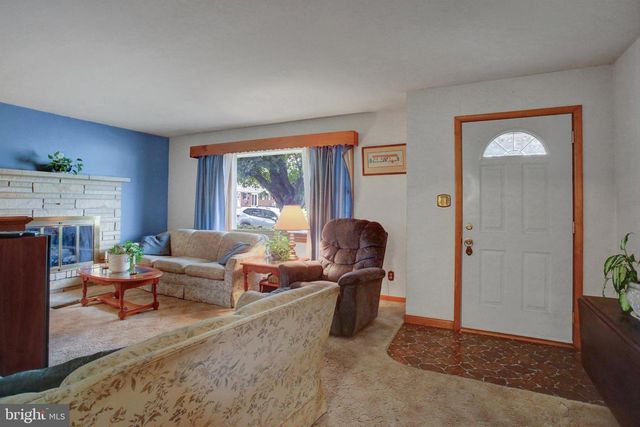 1042 LAURICH DRIVE, Chambersburg, PA 17202