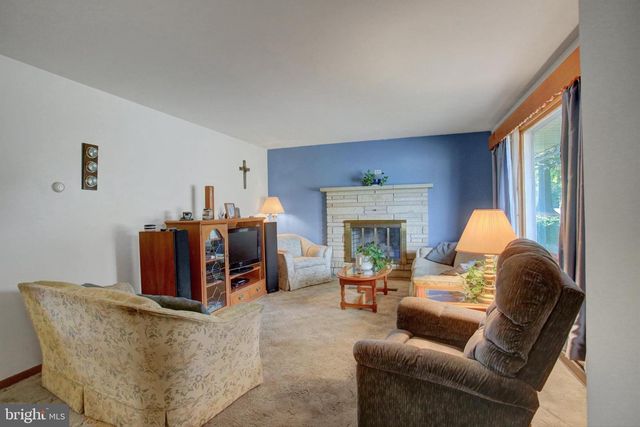 1042 LAURICH DRIVE, Chambersburg, PA 17202