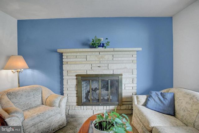 1042 LAURICH DRIVE, Chambersburg, PA 17202