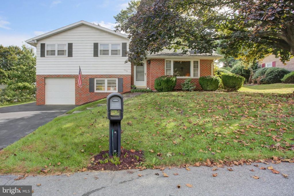1042 LAURICH DRIVE, Chambersburg, PA 17202