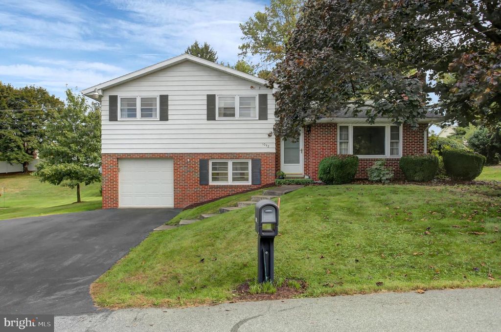 1042 LAURICH DRIVE, Chambersburg, PA 17202