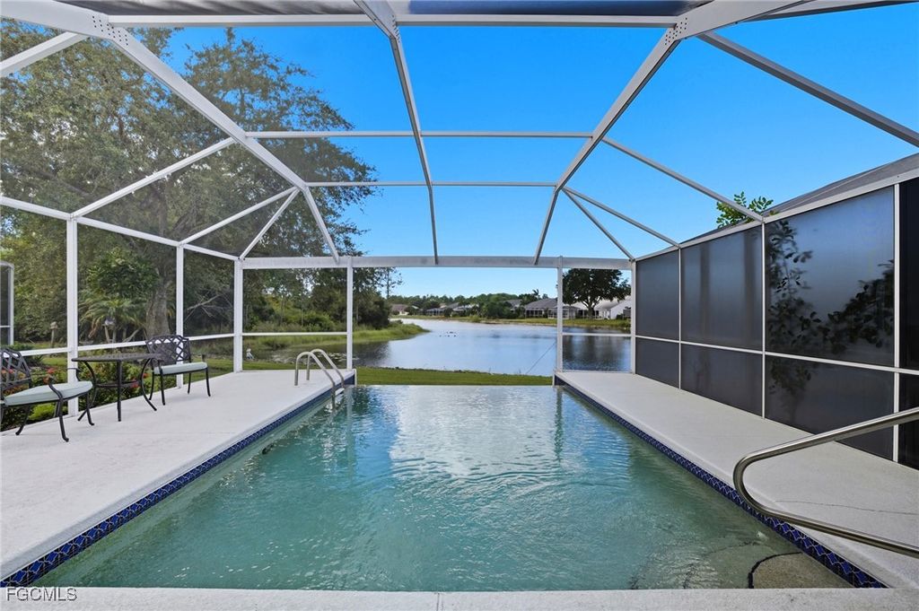 5520 Whitten DR 3, Naples, FL 34104