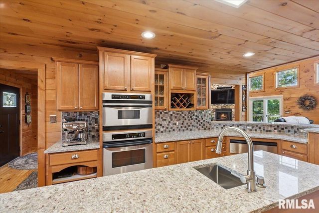 3930 BRANDY Lane, Clinton, IA 52732