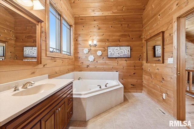 3930 BRANDY Lane, Clinton, IA 52732