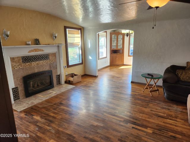 10 S Date St, Toppenish, WA 98948