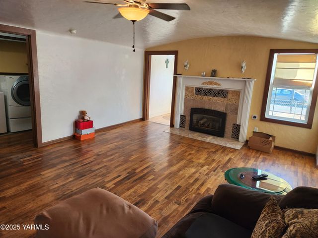 10 S Date St, Toppenish, WA 98948