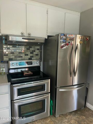 10 S Date St, Toppenish, WA 98948