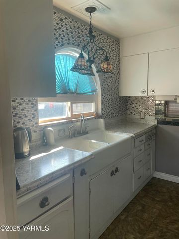 10 S Date St, Toppenish, WA 98948