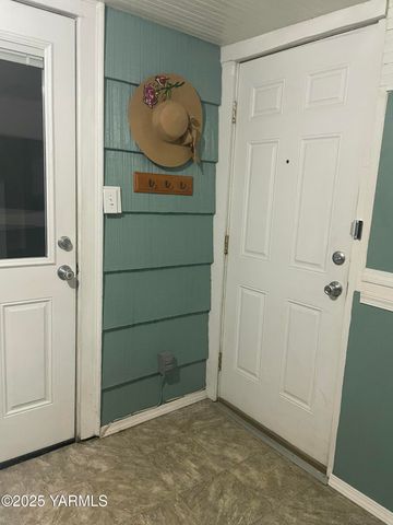 10 S Date St, Toppenish, WA 98948