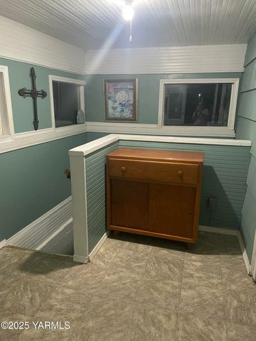 10 S Date St, Toppenish, WA 98948