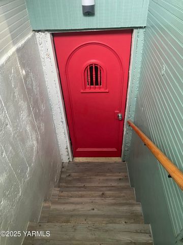 10 S Date St, Toppenish, WA 98948