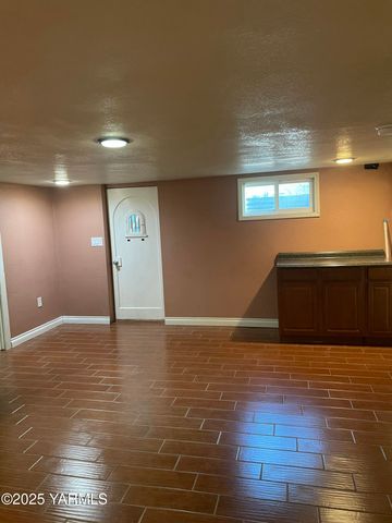 10 S Date St, Toppenish, WA 98948