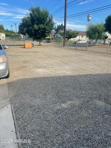 10 S Date St, Toppenish, WA 98948