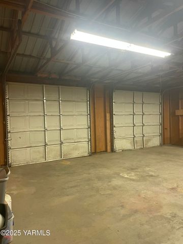 10 S Date St, Toppenish, WA 98948