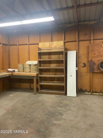 10 S Date St, Toppenish, WA 98948