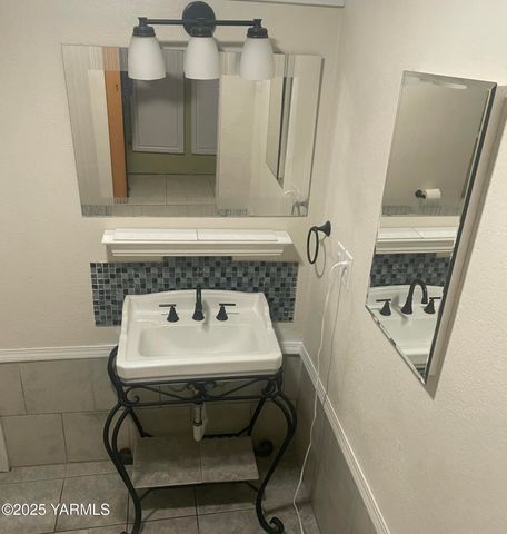 10 S Date St, Toppenish, WA 98948