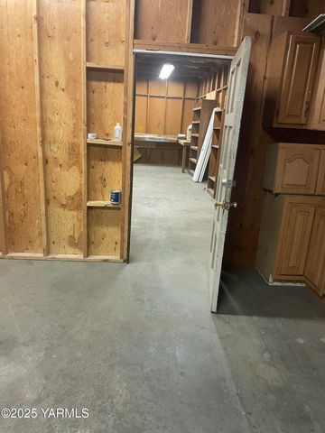 10 S Date St, Toppenish, WA 98948