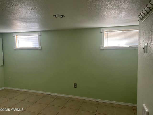 10 S Date St, Toppenish, WA 98948