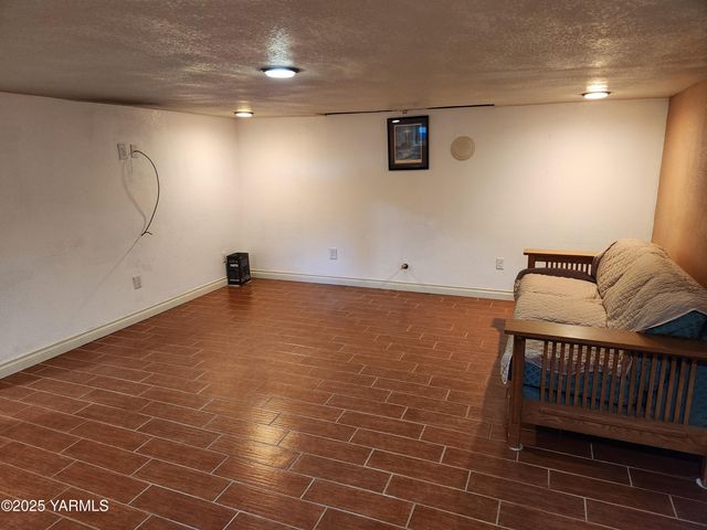 10 S Date St, Toppenish, WA 98948