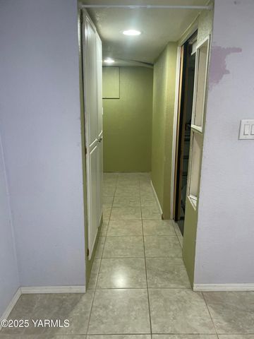 10 S Date St, Toppenish, WA 98948