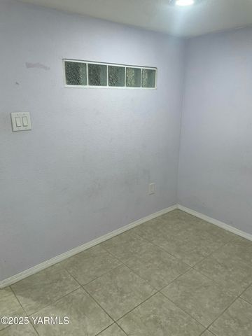 10 S Date St, Toppenish, WA 98948