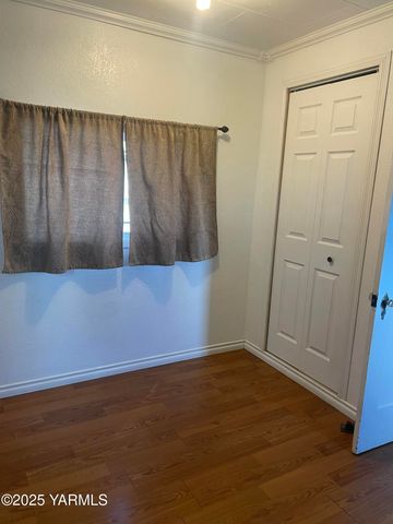 10 S Date St, Toppenish, WA 98948