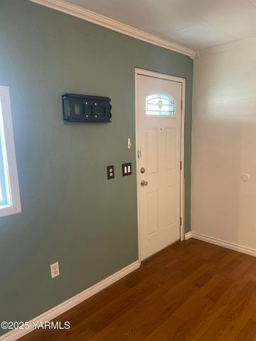 10 S Date St, Toppenish, WA 98948