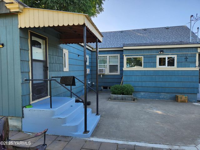 10 S Date St, Toppenish, WA 98948