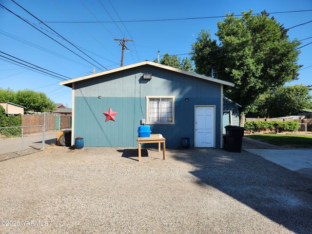 10 S Date St, Toppenish, WA 98948