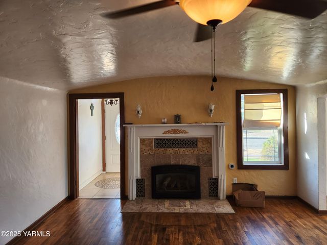 10 S Date St, Toppenish, WA 98948