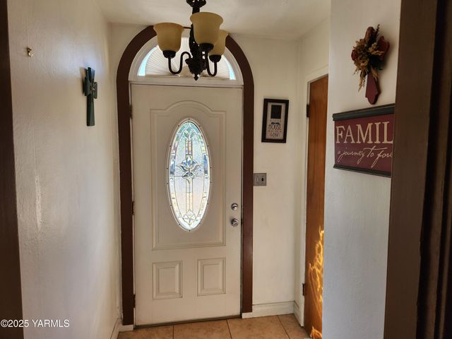 10 S Date St, Toppenish, WA 98948