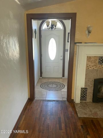 10 S Date St, Toppenish, WA 98948