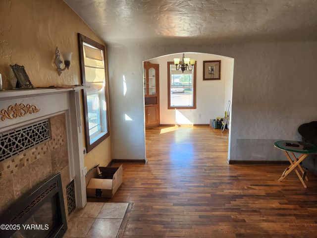 10 S Date St, Toppenish, WA 98948