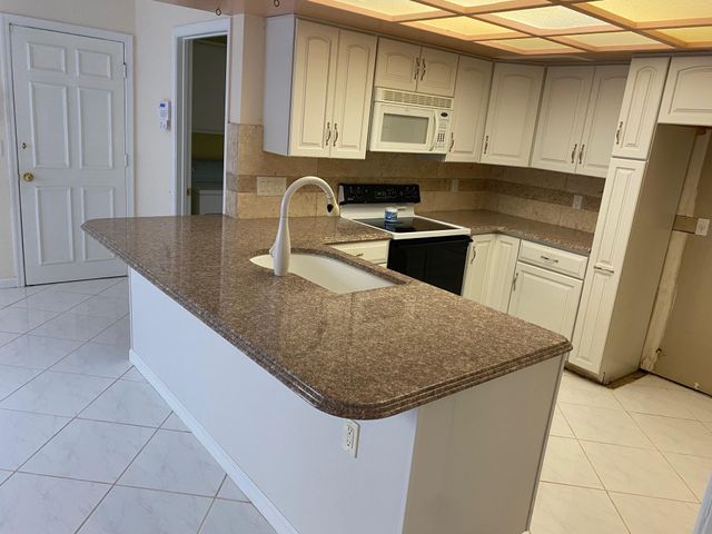 22 Balfour Road W, Palm Beach Gardens, FL 33418