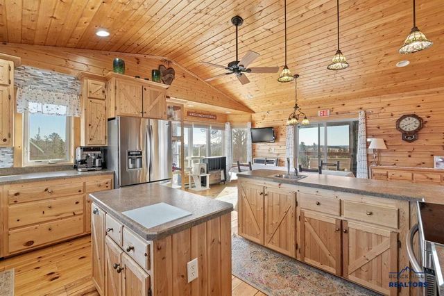 11431 WRANGLER RD, Custer, SD 57730