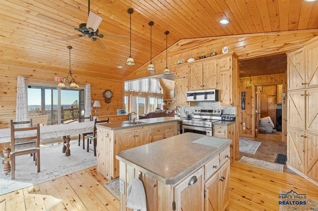 11431 WRANGLER RD, Custer, SD 57730