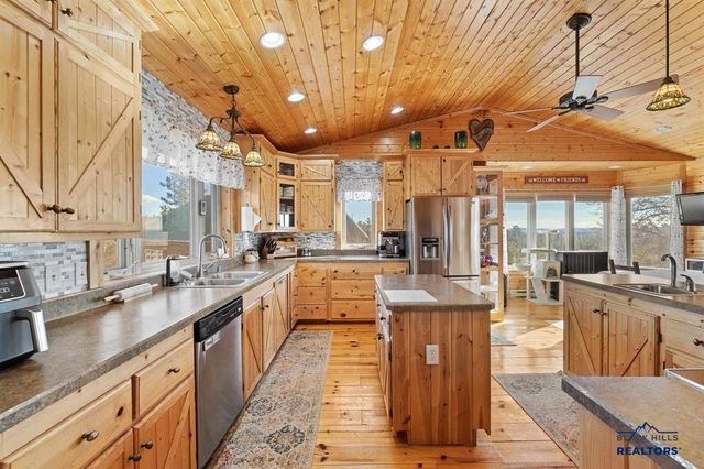 11431 WRANGLER RD, Custer, SD 57730