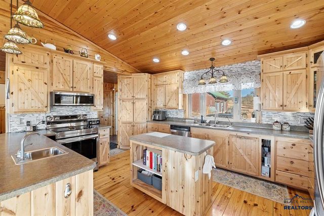 11431 WRANGLER RD, Custer, SD 57730