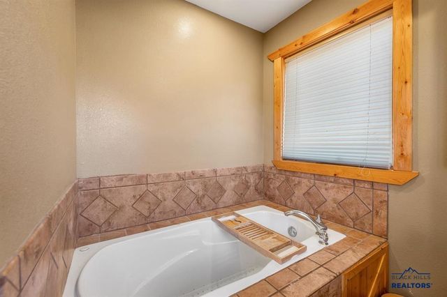 11431 WRANGLER RD, Custer, SD 57730