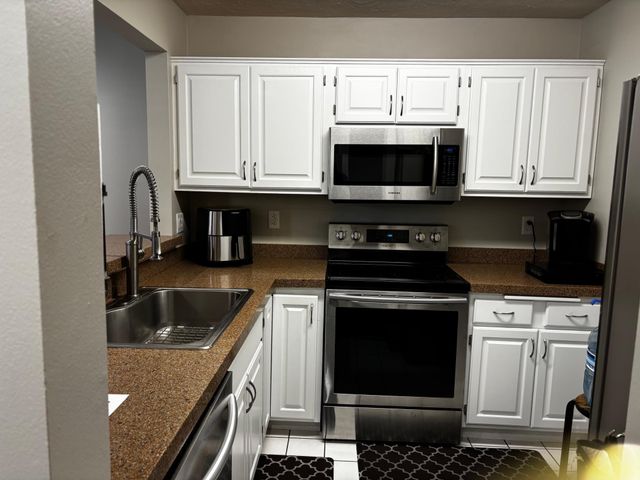 2185 Shenandoah Court B, Plymouth, MN 55447
